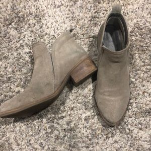 Matisse size 8 tan suede booties